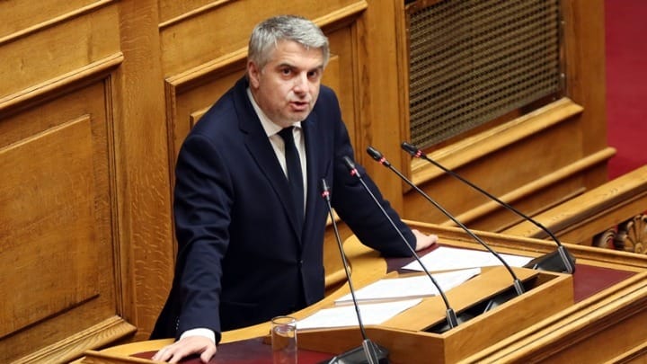 Ο Οδ. Κωνσταντινόπουλος παραιτείται από βουλευτής και παραδίδει την έδρα του μετά τη διαγραφή του από την ΚΟ του ΠΑΣΟΚ