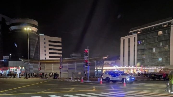 Επαναλειτουργεί σταδιακά το αεροδρόμιο του Ντουμπάι - Ένας νεκρός από πτώση πυραύλου στο Αμπού Ντάμπι