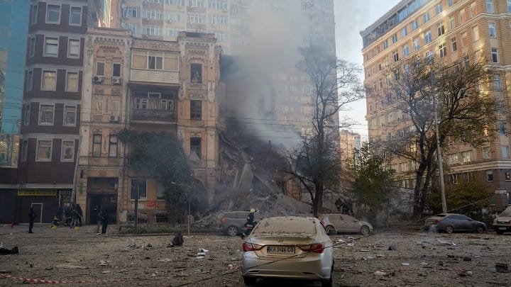 Εκρήξεις στο Κίεβο ύστερα από σπάνια επίθεση ρωσικών drones στη διάρκεια της μέρας