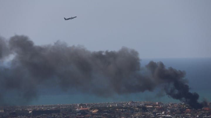 Το Ιράν κηδεύει τον Αλί Λαριτζανί, ορκίζεται να «εκδικηθεί» - Σφυροκόπημα στη Βηρυτό