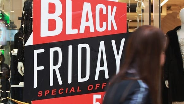 Black Friday -  Από τις ουρές στα καταστήματα στο αόρατο ψηφιακό οικοσύστημα που τη στηρίζει