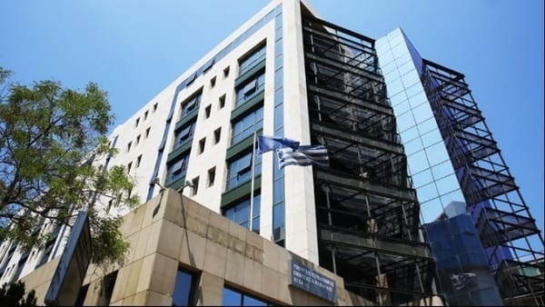 Χαμηλότερες τιμές και δωρεάν ενεργειακή αναβάθμιση για τα ενεργειακά ευάλωτα νοικοκυριά