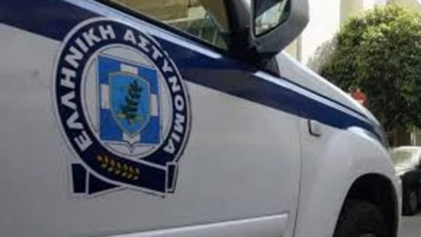 Αυτοκίνητο κατέληξε σε βιτρίνα καταστήματος στο Ηράκλειο, αφού πρώτα παρέσυρε 27χρονη
