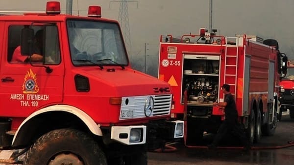 Υπό μερικό έλεγχο πυρκαγιά σε χώρο εμπορίου στη Λεωφόρο Βάρης - Κορωπίου