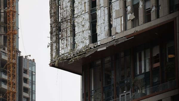 Πυρκαγιά κοντά στο αεροδρόμιο του Ντουμπάι εξαιτίας «συμβάντος συνδεόμενου με drone»