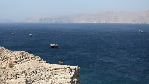 Ο Ντ. Τραμπ διαμηνύει πως θα αναβάλει την επίσκεψή του στην Κίνα αν το Πεκίνο δεν βοηθήσει να ανοίξει το στενό του Χορμούζ