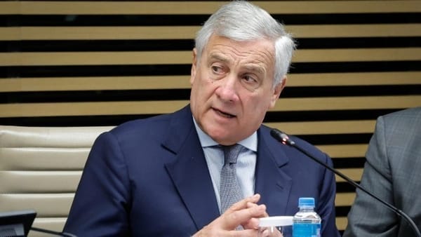 Ιταλία: «Οι αποστολές Ασπίδες και Αταλάντη δεν μπορούν να φτάσουν μέχρι τα Στενά του Χορμούζ», δήλωσε ο ΥΠΕΞ Αντόνιο Ταγιάνι