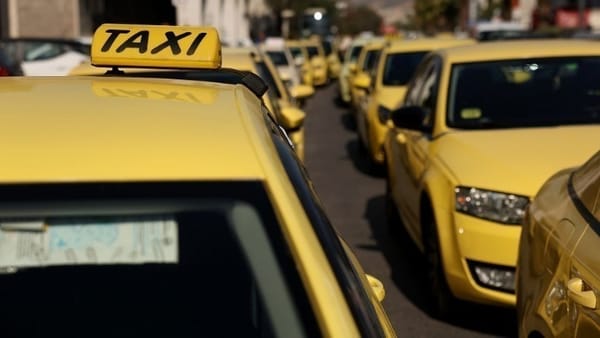 Συνεχίζουν και σήμερα τις απεργιακές κινητοποιήσεις οι οδηγοί ταξί