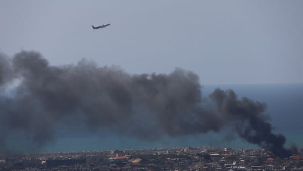 Το Ιράν κηδεύει τον Αλί Λαριτζανί, ορκίζεται να «εκδικηθεί» - Σφυροκόπημα στη Βηρυτό