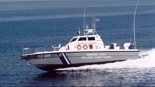 Άγιον Όρος: Μίνι λεωφορείο έπεσε στη θάλασσα στο λιμάνι της Δάφνης - Καλά στην υγεία του ο οδηγός