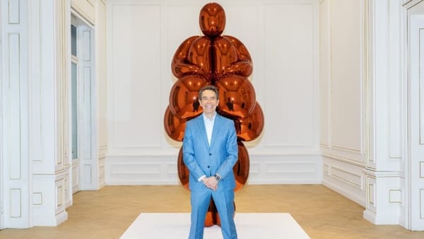 Μουσείο Κυκλαδικής Τέχνης: Στην έκθεση «Jeff Koons: "Αφροδίτη" του Lespugue», το έργο του Αμερικανού καλλιτέχνη Balloon Venus Lespugue (Orange) συνομιλεί με 10 παλαιολιθικές «Αφροδίτες»